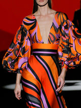 Blusa en satín estampado psicodélico floral naranja. Falda en satín estampado de rayas de Hannibal Laguna