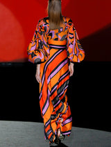 Blusa en satín estampado psicodélico floral naranja. Falda en satín estampado de rayas de Hannibal Laguna