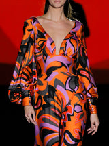 Vestido de noche satín estampado psicodélico naranja con escote en V, mangas XL, fajín con crepe planeado al bies y falda evasé de Hannibal Laguna