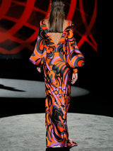 Vestido de noche satín estampado psicodélico naranja con escote en V, mangas XL, fajín con crepe planeado al bies y falda evasé de Hannibal Laguna