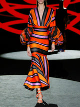 Blusa y Falda en satín estampado rayas con escote V infinito realizada al bies de Hannibal Laguna