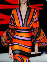 Blusa y Falda en satín estampado rayas con escote V infinito realizada al bies de Hannibal Laguna