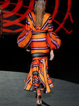 Blusa y Falda en satín estampado rayas con escote V infinito realizada al bies de Hannibal Laguna