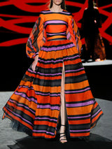 Vestido de noche en gasa y satín estampado, t-shirt con cuello a caja, mangas XL y falda de vuelo con abertura de Hannibal Laguna