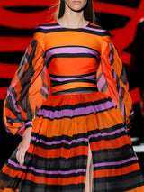 Vestido de noche en gasa y satín estampado, t-shirt con cuello a caja, mangas XL y falda de vuelo con abertura de Hannibal Laguna