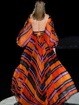 Vestido de noche en gasa y satín estampado, t-shirt con cuello a caja, mangas XL y falda de vuelo con abertura de Hannibal Laguna