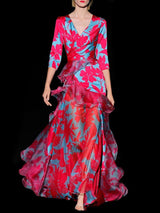 Vestido largo en satín estampado con cuerpo cruzado y falda simétrica con volantes de Hannibal Laguna