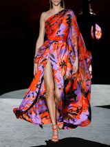 Vestido en satín y gasa estampado print con maxi flores, cuerpo asimétrico drapeado y caida de gasa en manga de Hannibal Laguna