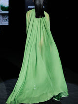 Body en satín color manzana con escote en V. Capa de gasa color verde manzana, con cuello alto bordado en cristal y amplio vuelo de Hannibal Laguna
