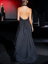 Vestido en gasa de seda negro largo , escote halter y bordados con cristales y plumas de Hannibal Laguna