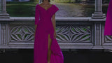 LOOK 14 GARDELIS | Vestido largo en crepe color fucsia.