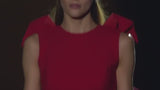 Look 34 CUORE | Vestido en crepe y raso rojo rubi