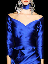 Vestido cocktail en mikado pique azul con falda cruzada decorada con volantes y cuerpo drapeado de Hannibal Laguna de Hannibal Laguna