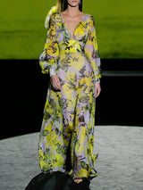 Vestido en satín estampado con escote en pico, fajín drapeado y falda de capa de Hannibal Laguna.