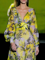 Vestido en satín estampado con escote en pico, fajín drapeado y falda de capa de Hannibal Laguna.