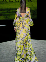 Vestido en satín estampado con escote en pico, fajín drapeado y falda de capa de Hannibal Laguna.