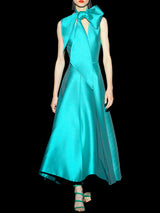 Vestido en gran pique hiervabuena con falda de nesgas y t-shirt con escote en V de Hannibal Laguna