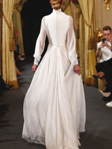 HANNIBAL LAGUNA NOVIA. Vestido TAMESIS en gasa de seda color natural con detalles bordados de inspiración floral.