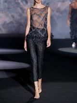 Blusa en organza bordada con cristales decorada con plumas en el bajo y pantalon pitillo en gran pique con lurex de Hannibal Laguna