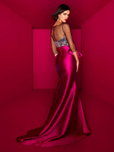 HANNIBAL LAGUNA. Vestido largo con cuerpo base realizado en un original tejido multicolor envuelto en tul negro con mangas ¾. Su falda sirena destaca por un original peplum que luce en la cintura.