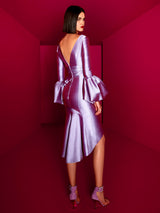 Vestido corto realizado en jacquard que luce un cuerpo con pliegues que dan lugar a un escote v adornado con una aplicación de pedrería y donde destacan unas mangas de puños abullonado. La falda midi entubada tiene una pequeña cola en la parte trasera de HANNIBAL LAGUNA