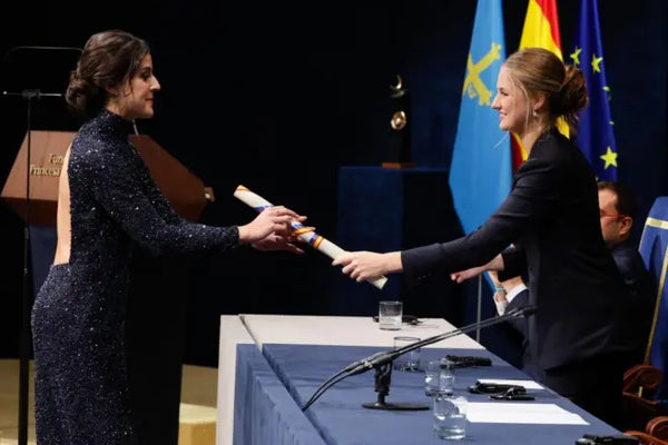 20 - MARCA.- Carolina Marín (de Hannibal Laguna) recibe el Princesa de Asturias de los Deportes