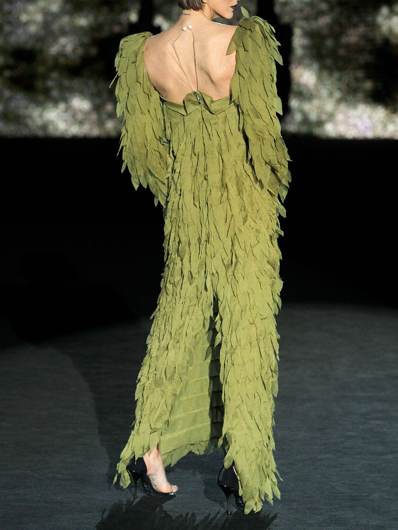 Vestido evasé realizado en gasa verde olivo recortada con maxi mangas y escote cuadrado de Hannibal Laguna