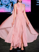 LOOK 14 Vestido MINDANAO | Vestido de fiesta en gasa rosa empolvado con escote halter en V, capa y falda fluida con abertura frontal