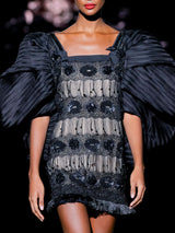 LOOK 1 Vestido NERO | Vestido de fiesta corto bordado con azabache y cristal negro, flecos y mangas XXL plisadas
