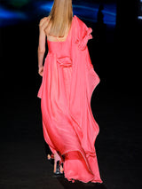 LOOK 21 Vestido MONARKA | Vestido de fiesta en gasa de seda coral con escote en V, bordado en cintura y falda cruzada con volantes