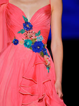 LOOK 21 Vestido MONARKA | Vestido de fiesta en gasa de seda coral con escote en V, bordado en cintura y falda cruzada con volantes