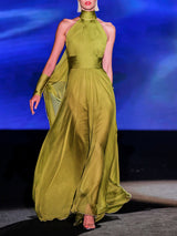 LOOK 22 Vestido MARGOT | Vestido de fiesta en gasa verde oliva con escote halter cuello alto, capa y falda amplia de capa