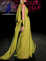 LOOK 22 Vestido MARGOT | Vestido de fiesta en gasa verde oliva con escote halter cuello alto, capa y falda amplia de capa