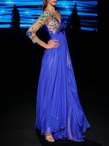 LOOK 23 Vestido MAGNIFIKA | Vestido de fiesta en gasa azul royal con escote Liz bordado 3D, maxi manga capa y falda de capa
