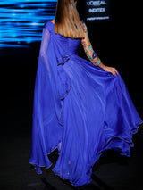 LOOK 23 Vestido MAGNIFIKA | Vestido de fiesta en gasa azul royal con escote Liz bordado 3D, maxi manga capa y falda de capa