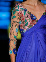 LOOK 23 Vestido MAGNIFIKA | Vestido de fiesta en gasa azul royal con escote Liz bordado 3D, maxi manga capa y falda de capa