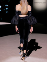 LOOK 23 Top NUBIA y pantalón NUI | Conjunto de fiesta bordado con mangas globo y pantalón capri de terciopelo negro