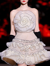LOOK 26 Vestido NIKITA | Vestido de fiesta corto en organza natural plisada con gran flor y falda de volantes