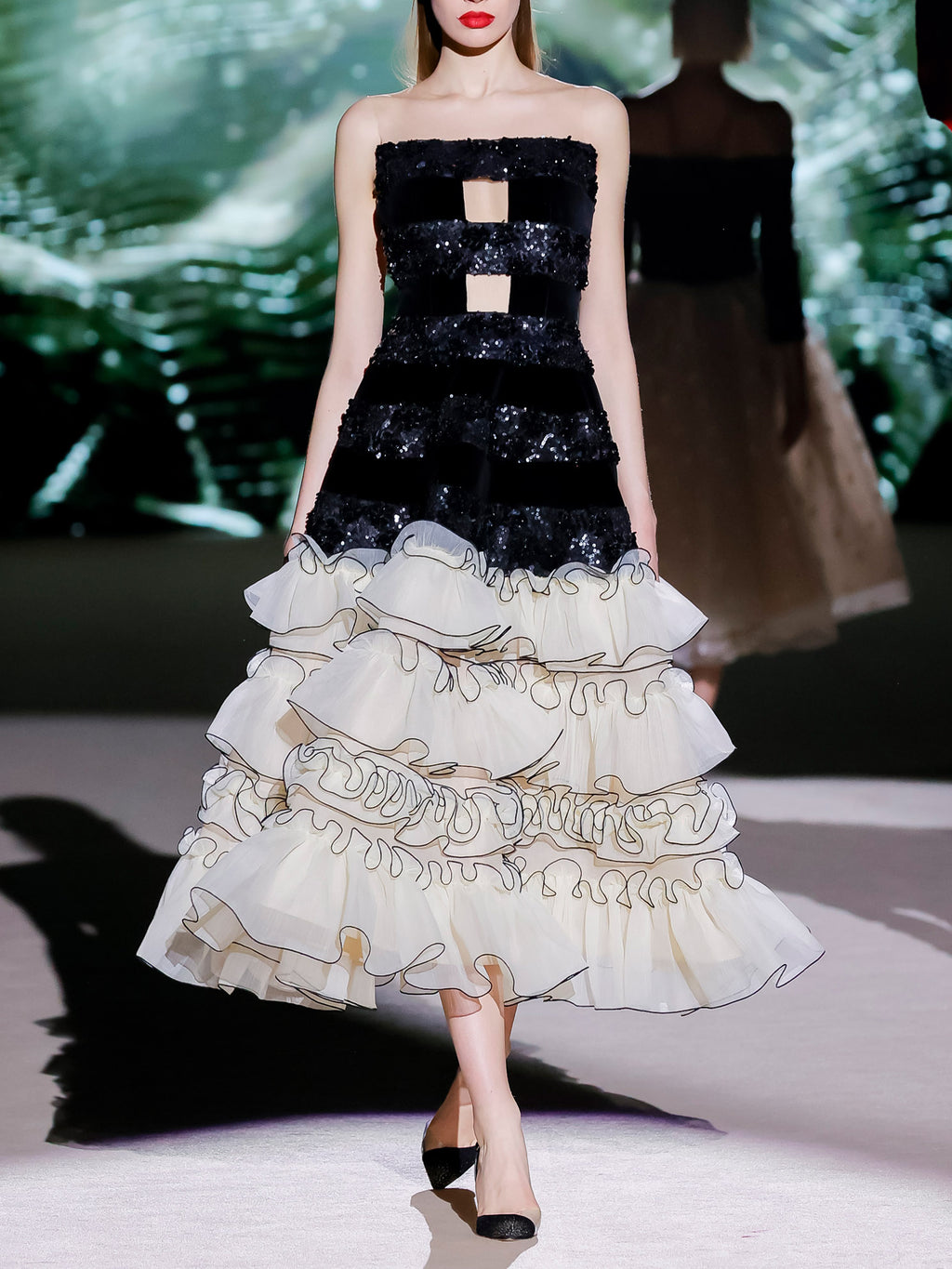 LOOK 28 Vestido NEPTUNO | Vestido de fiesta en terciopelo bordado con amplia falda de volantes de organza plisada