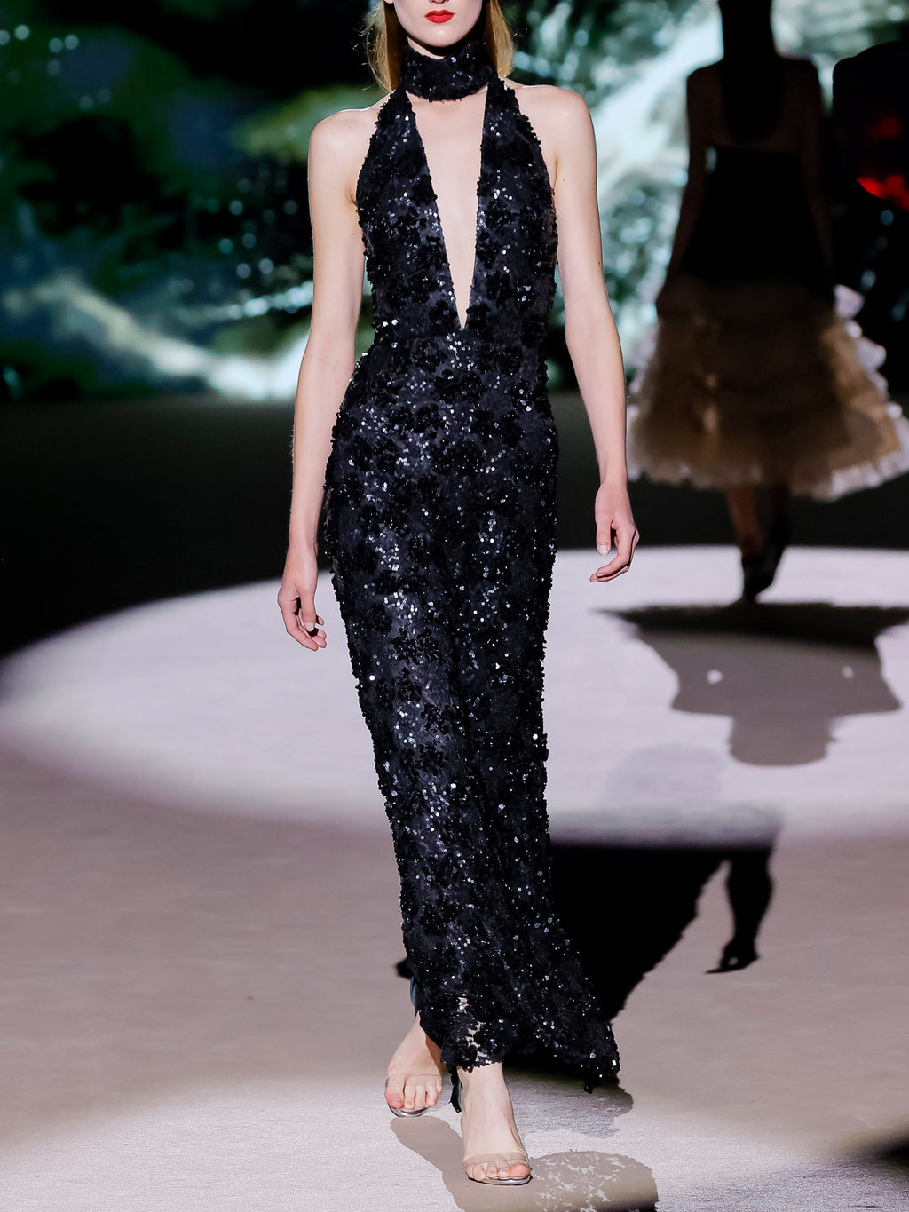 LOOK 29 Vestido NOVAK | Vestido de fiesta halter en tul bordado con azabaches, cuello alto y falda evasé
