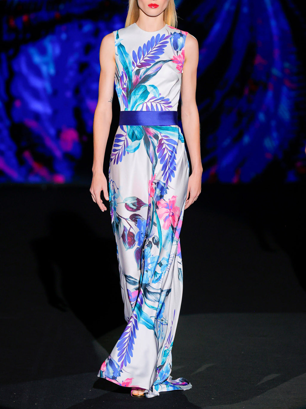 LOOK 2 Vestido KALADESI | Vestido de fiesta en satín estampado con escote a caja y falda larga fluida