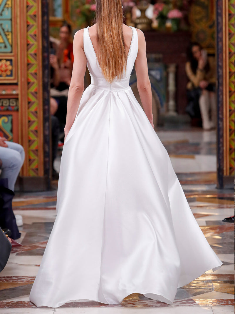 LOOK 8 Vestido de novia UNGRIA realizado en mikado pique