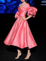 LOOK 33 Vestido MONTIBELO | Vestido de fiesta midi en mikado coral con escote bardot cruzado, mangas abullonadas y falda de nesgas