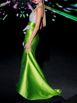 Vestido de fiesta largo en martele verde, escote pico cruzado, peplum y falda sirena entallada de HANNIBAL LAGUNA.