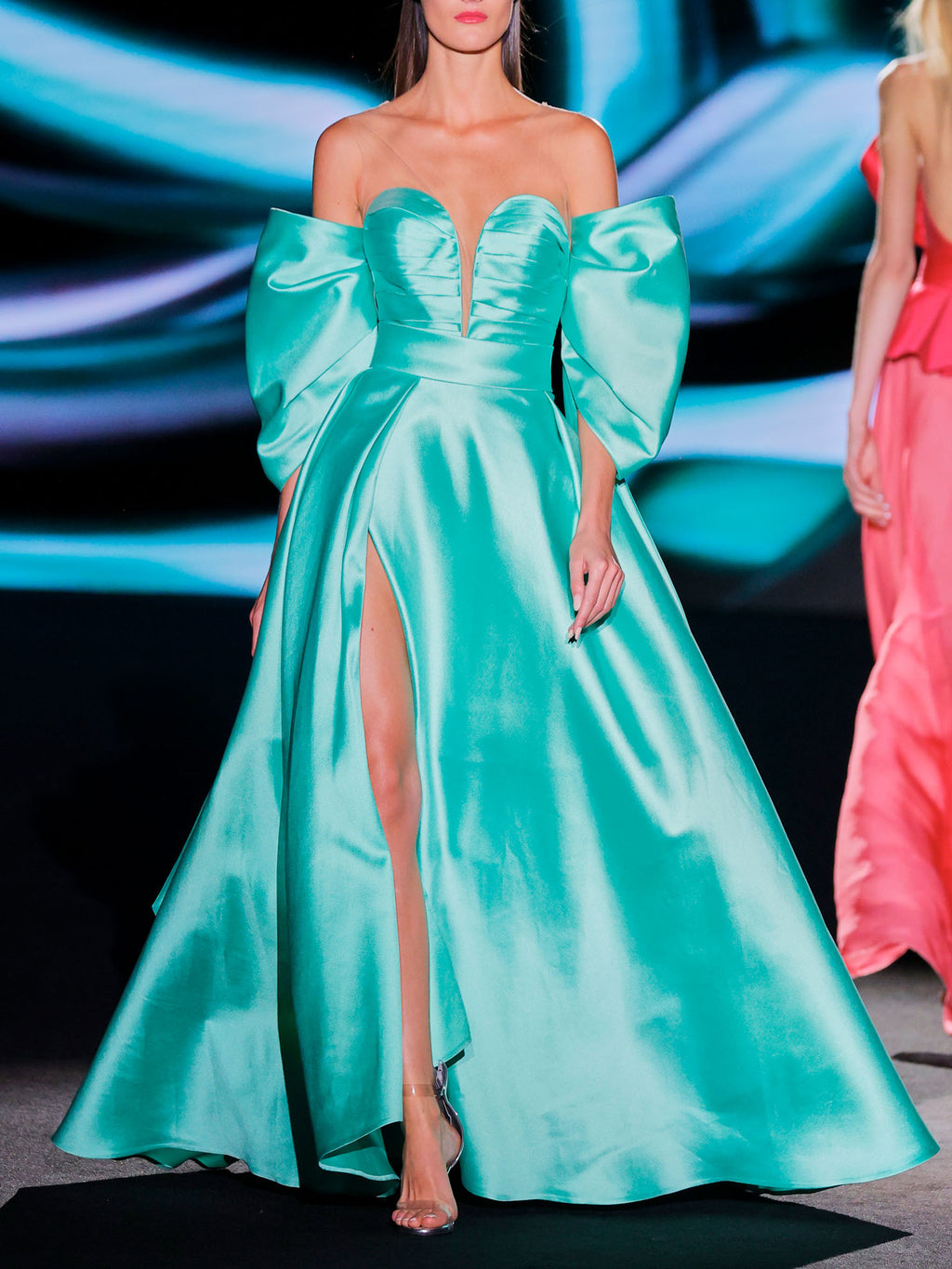 LOOK 36 Vestido MARIVENT & Mangas MISHA | Vestido de fiesta en mikado menta con cuerpo corsé y falda voluminosa con abertura