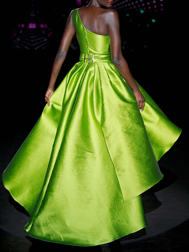 Vestido de fiesta largo en martelé verde, cuerpo corazón y amplia falda cruzada con abertura y capote XL de HANNIBAL LAGUNA.