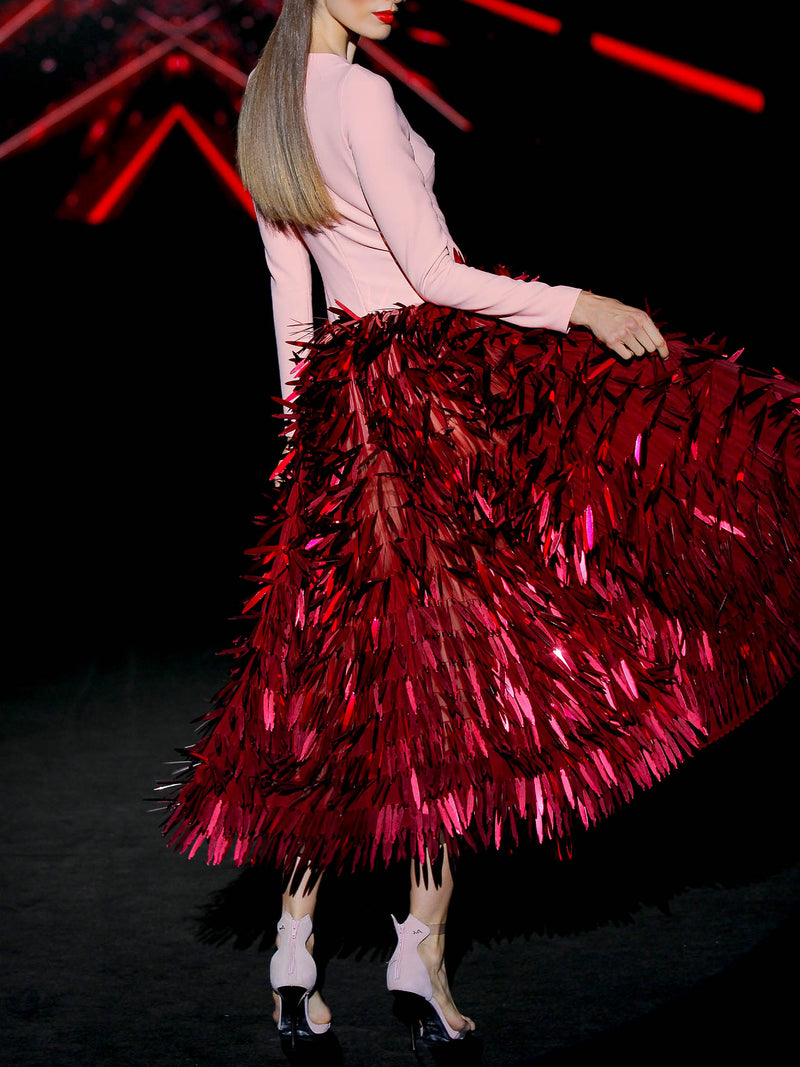 Body realizado en crepe nude y falda de capa realizada en láminas de acetato en color rubi de Hannibal Laguna