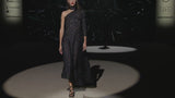 LOOK 15 Vestido NAGOYA | Vestido de fiesta asimétrico en organza de seda con motivos geométricos y falda de media capa