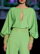 Blusa realizada en satín color verde manzana cortada al bies,amplias mangas con maxi puños bordados en cristal a tono, y escote en forma de gota de Hannibal Laguna