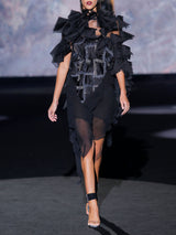 Vestido asimétrico en gasa de seda negro , escote palabra con organza bordada en cristal y estola de rombos de organza de Hannibal Laguna
